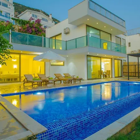 3 Bedroom - 5569 *